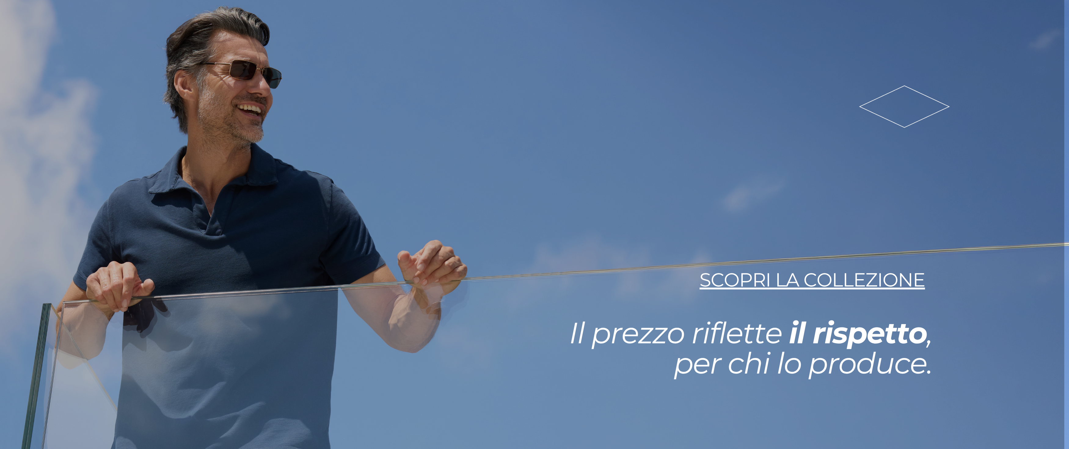 Uomo in maglietta polo blu micro piquet tinta in capo, design veneziano, manifattura italiana, comfort premium