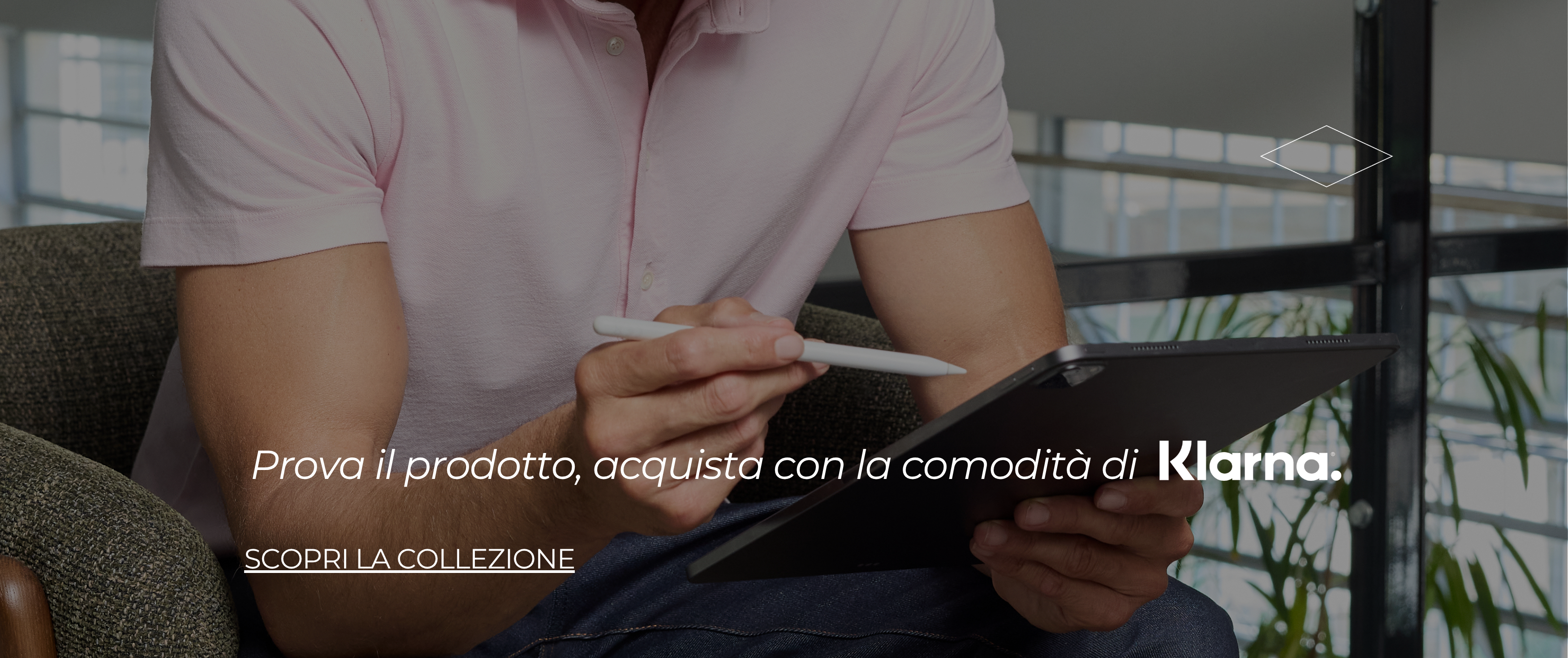 Uomo in polo rosa con tablet, acquista comodamente con Klarna