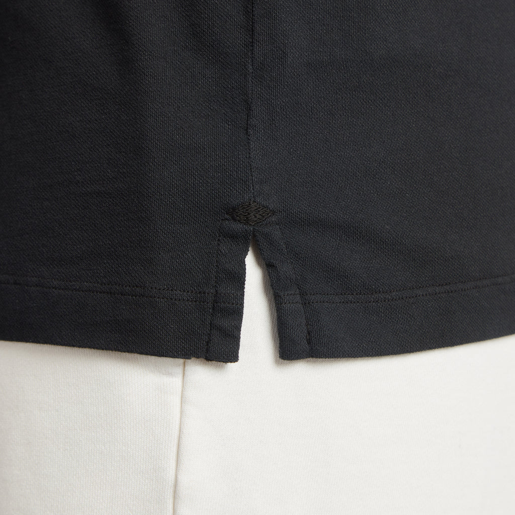 Maglia uomo in micro piquet nero con dettaglio cucitura e spacchetti laterali, tessuto tinta in capo