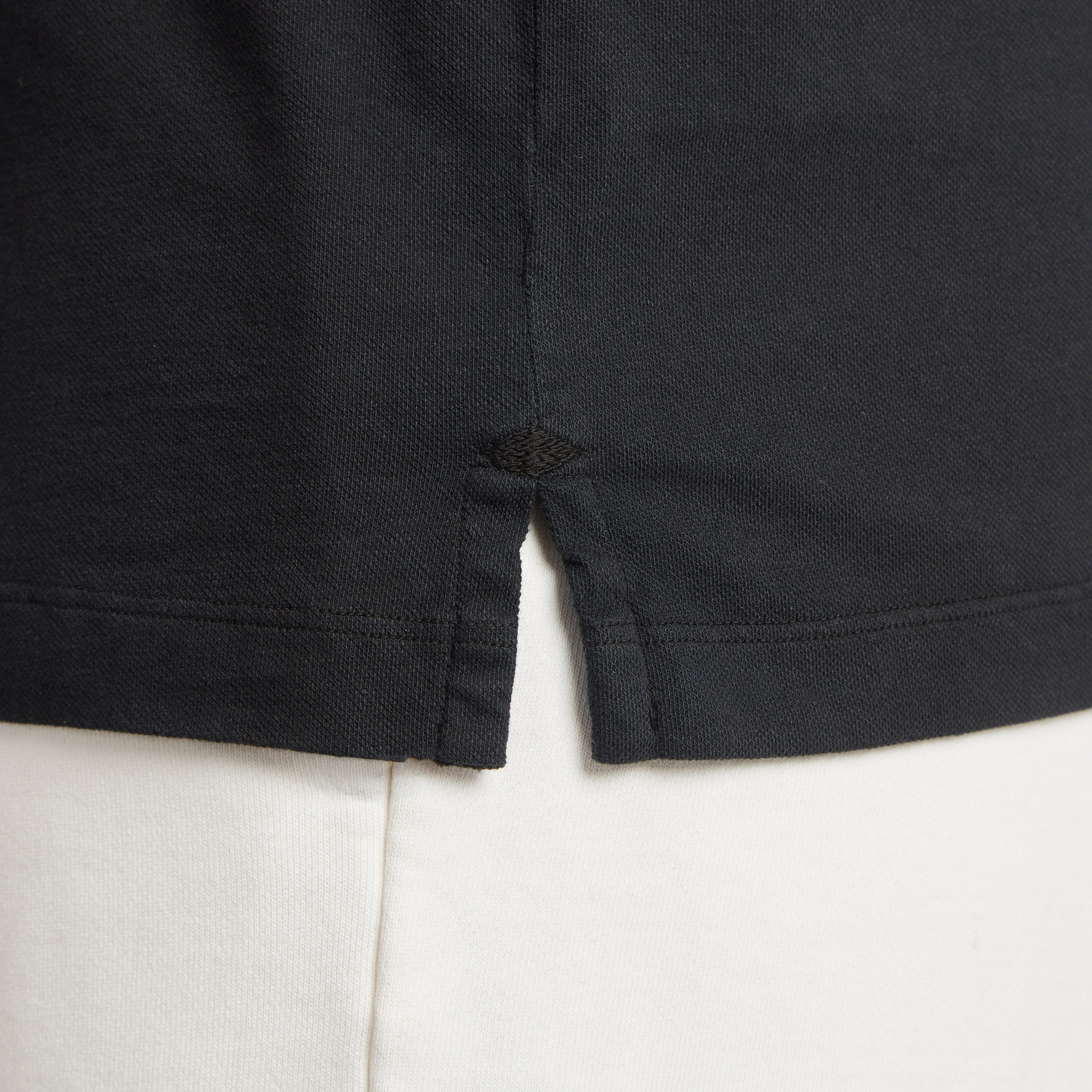 Maglia uomo in micro piquet nero con dettaglio cucitura e spacchetti laterali, tessuto tinta in capo