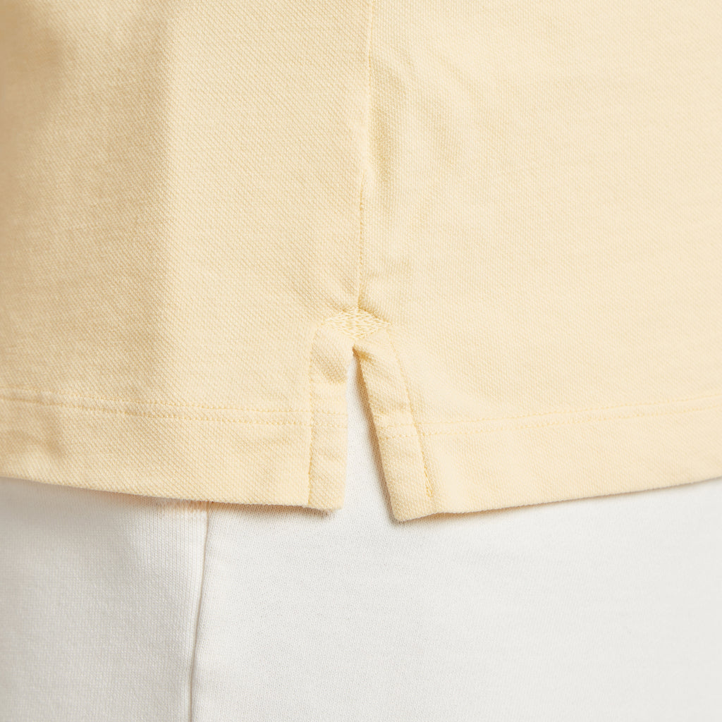 Polo uomo giallo in micro piquet tinta in capo, dettaglio cuciture e tessuto premium