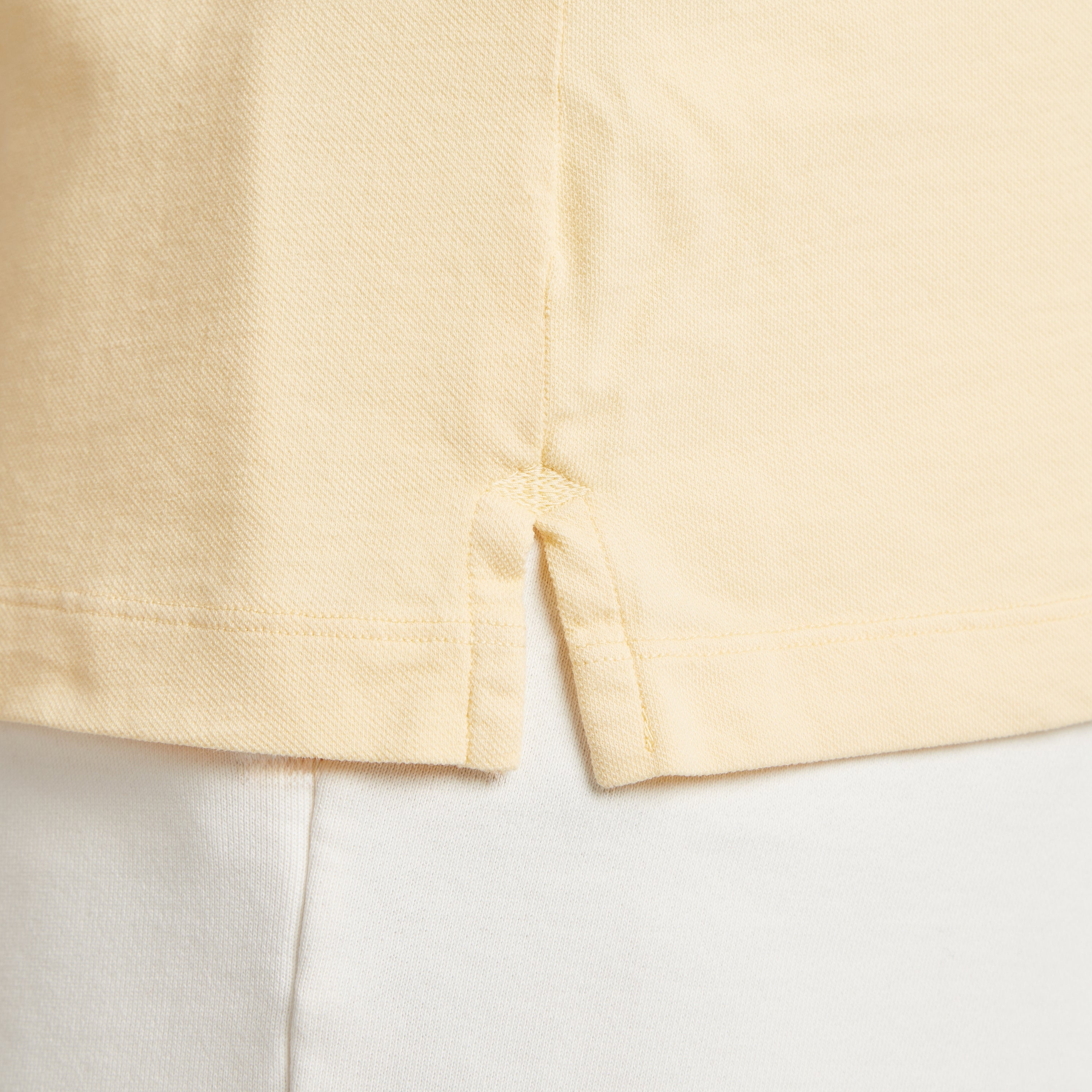 Polo uomo giallo in micro piquet tinta in capo, dettaglio cuciture e tessuto premium