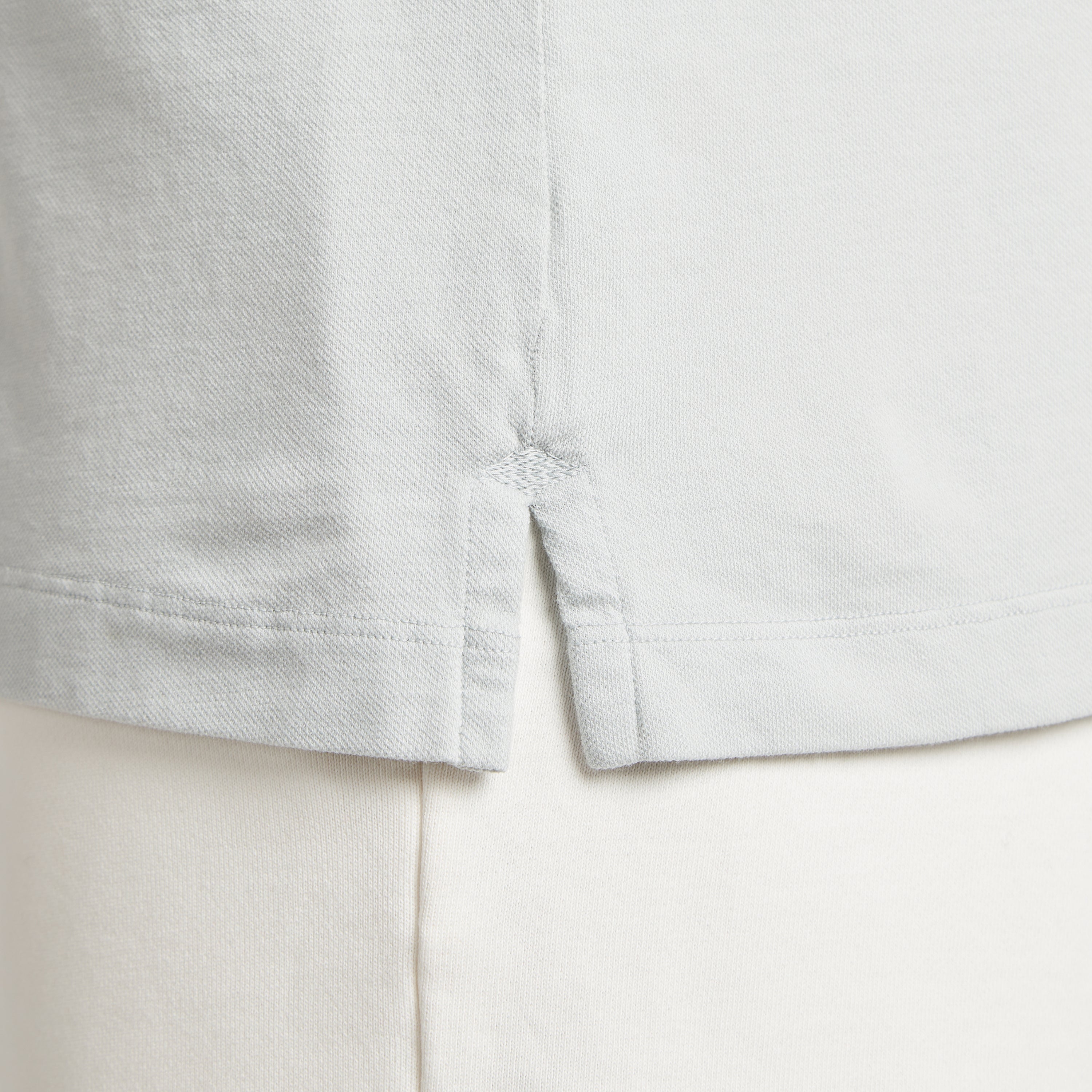 Maglia uomo in micro piquet tinta in capo, dettaglio cuciture premium