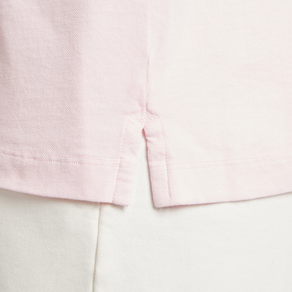 Dettaglio maglia rosa in micro piquet tinta in capo, design veneziano e manifattura italiana