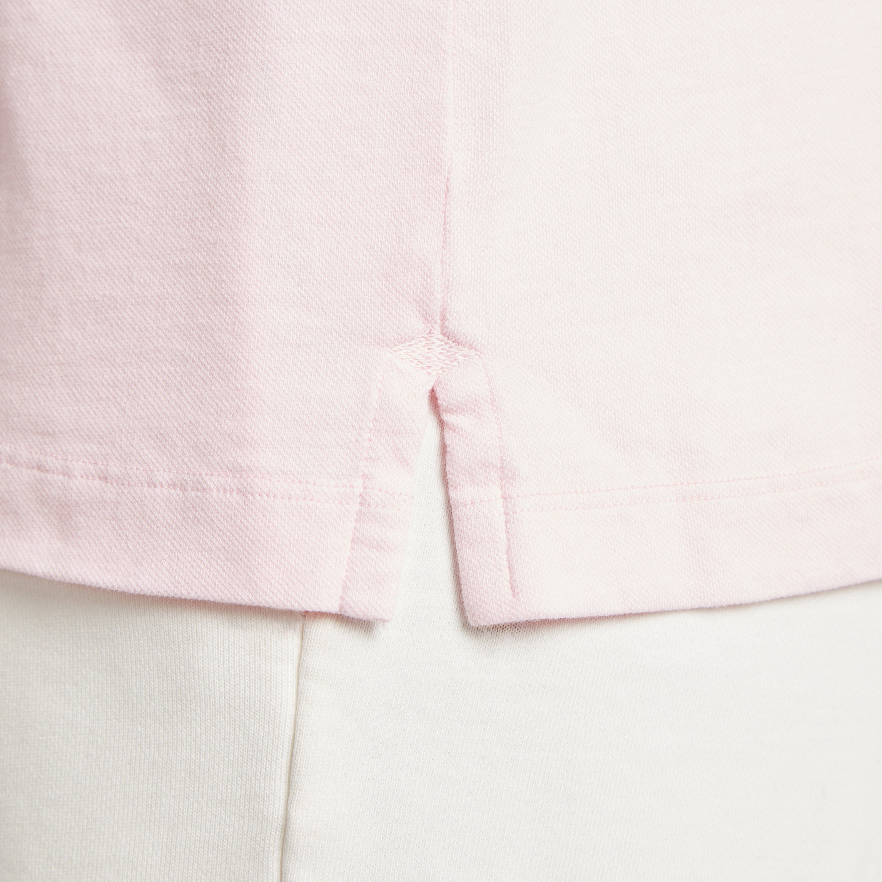 Dettaglio maglia rosa in micro piquet tinta in capo, design veneziano e manifattura italiana