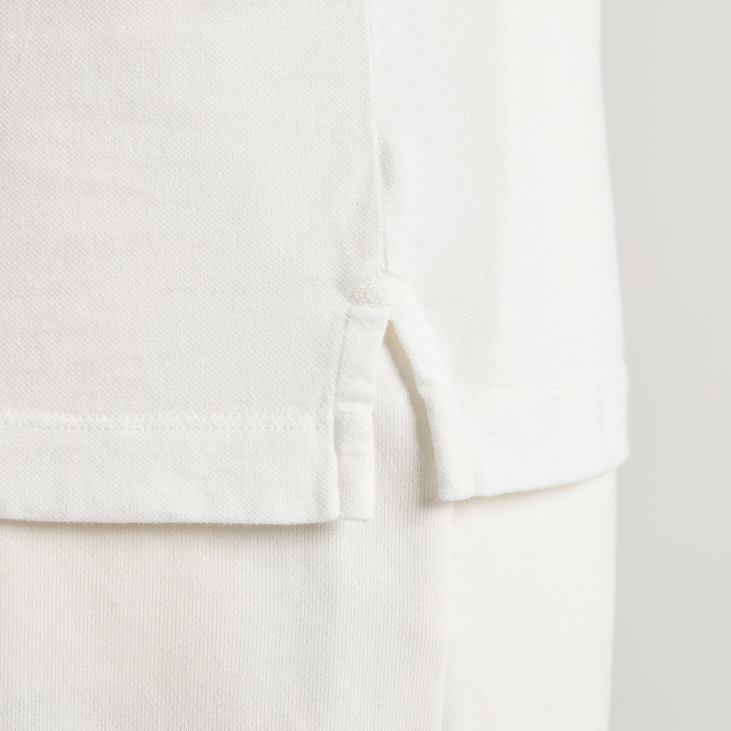 Dettaglio maglia uomo in micro piquet tinta in capo, design veneziano, manifattura italiana