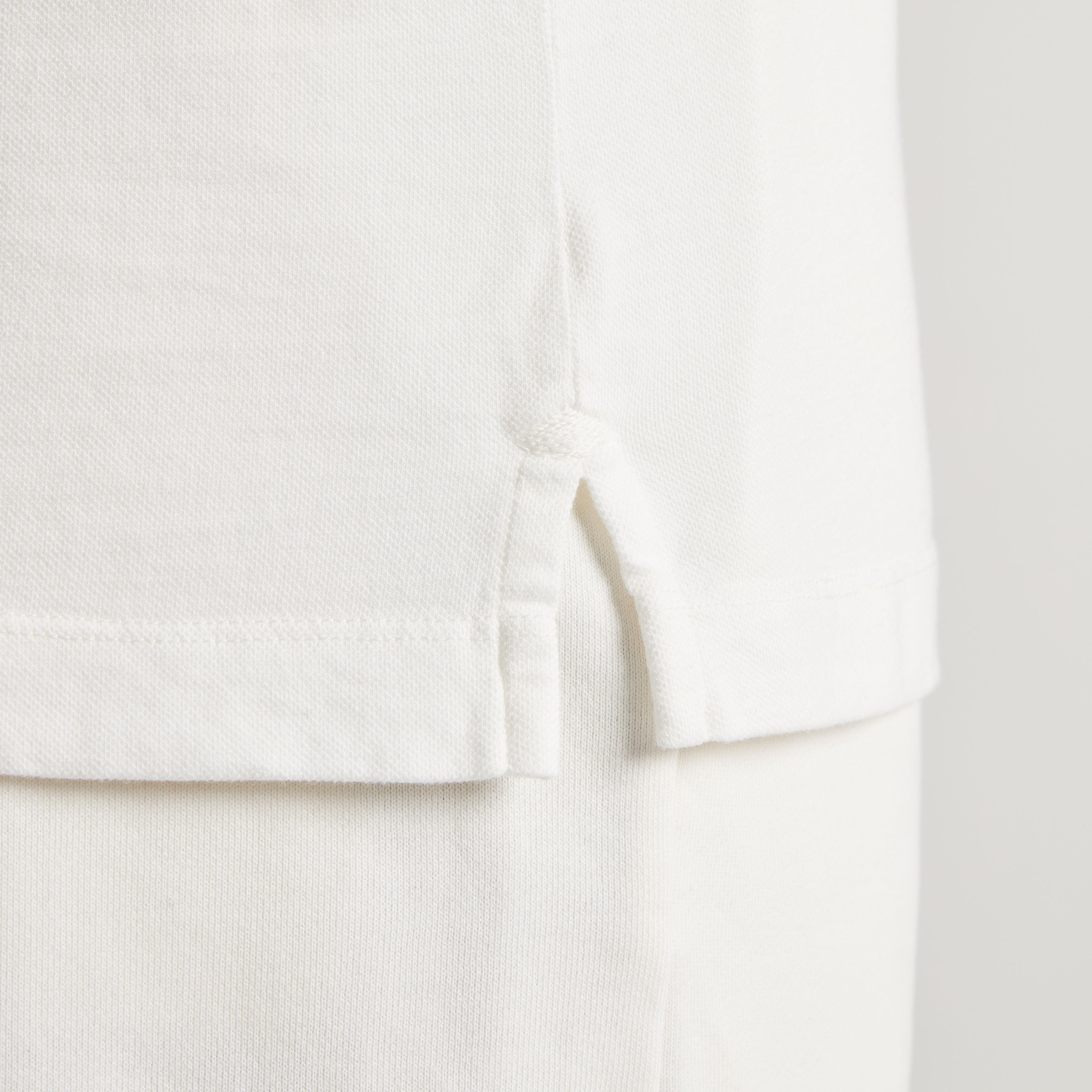Dettaglio maglia uomo in micro piquet tinta in capo, design veneziano, manifattura italiana
