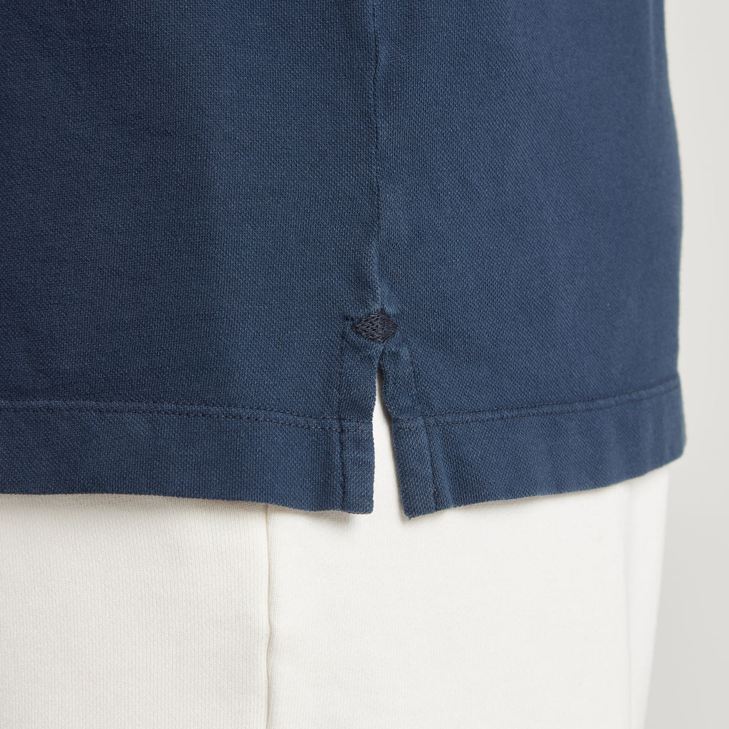 Polo uomo in micro piquet blu scuro, dettaglio cuciture e spacchi laterali, tessuto tinta in capo