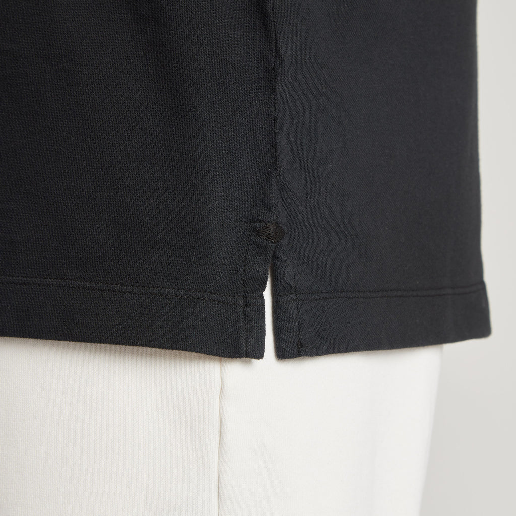 Maglia nera in micro piquet tinta in capo, dettaglio cuciture e spacchetti laterali, design veneziano