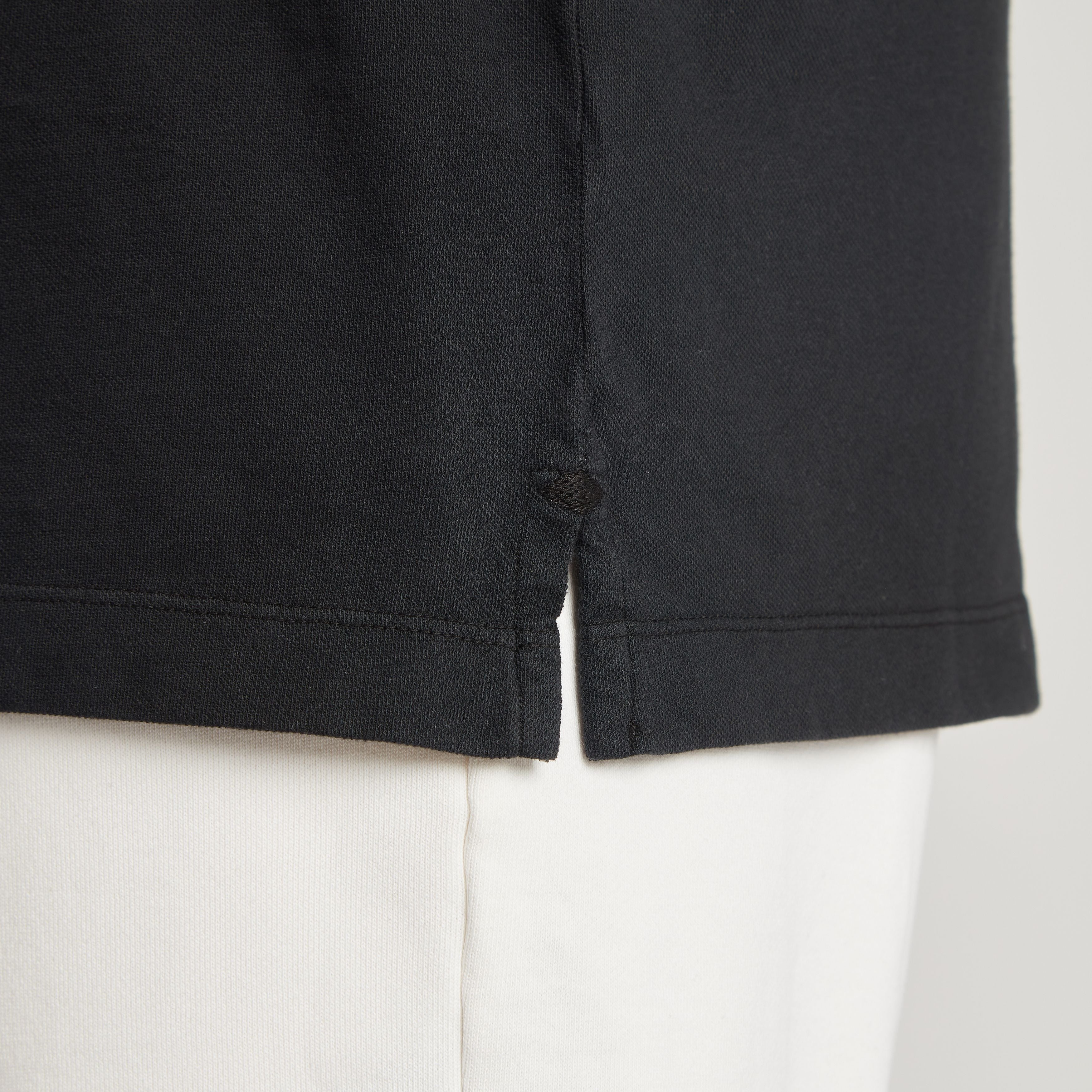 Maglia nera in micro piquet tinta in capo, dettaglio cuciture e spacchetti laterali, design veneziano