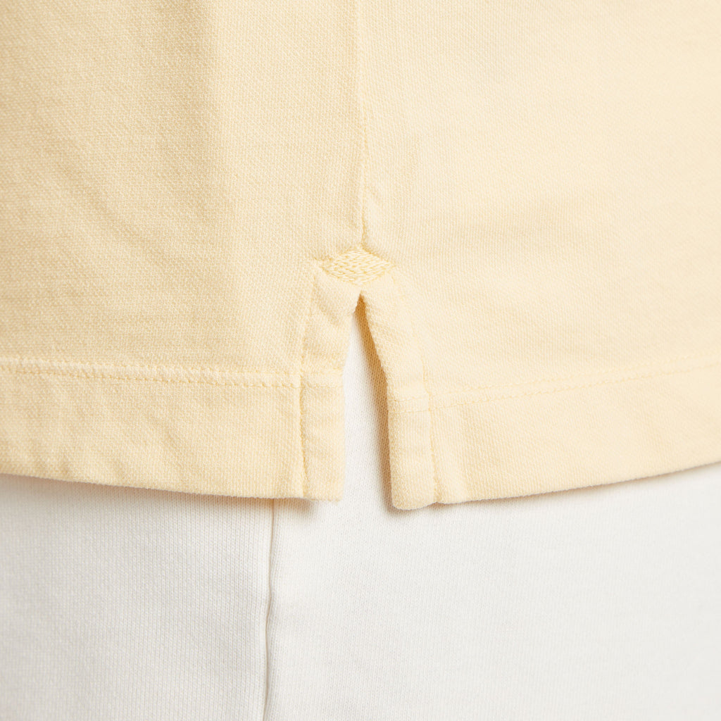 Maglia uomo gialla in micro piquet tinta in capo, dettaglio cuciture e fondo con spacchetti
