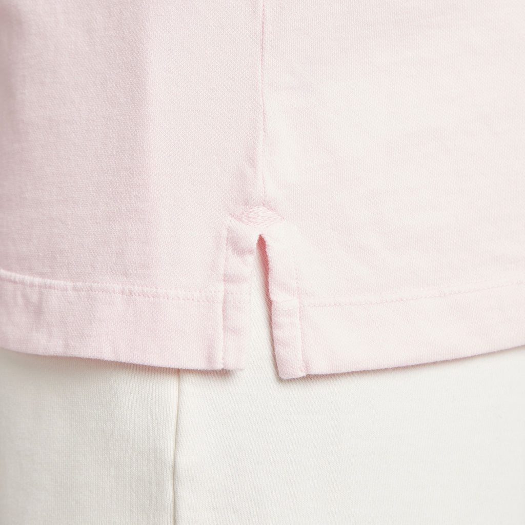 Maglia rosa in micro piquet tinta in capo con dettaglio cucitura e spacchetti laterali