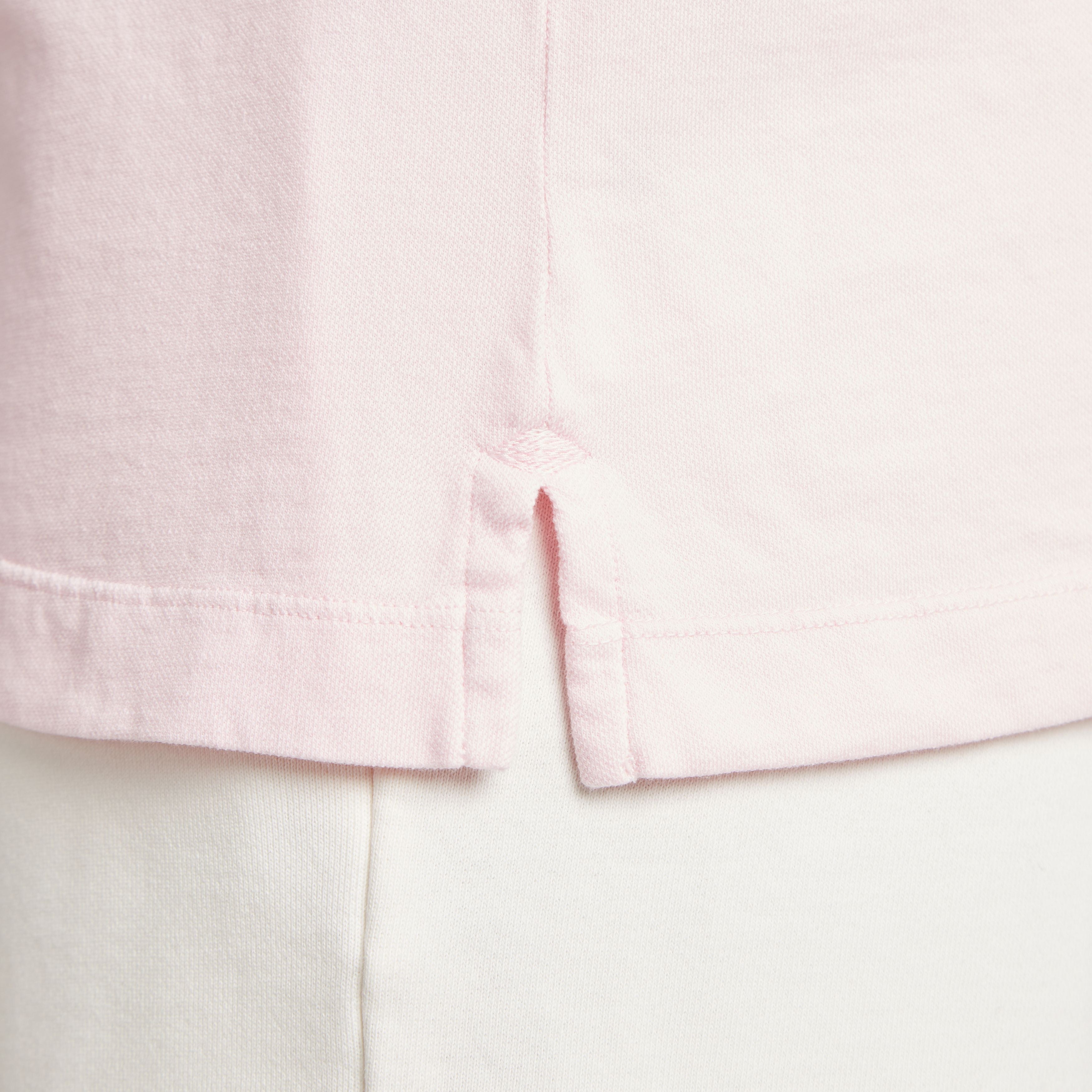 Maglia rosa in micro piquet tinta in capo con dettaglio cucitura e spacchetti laterali