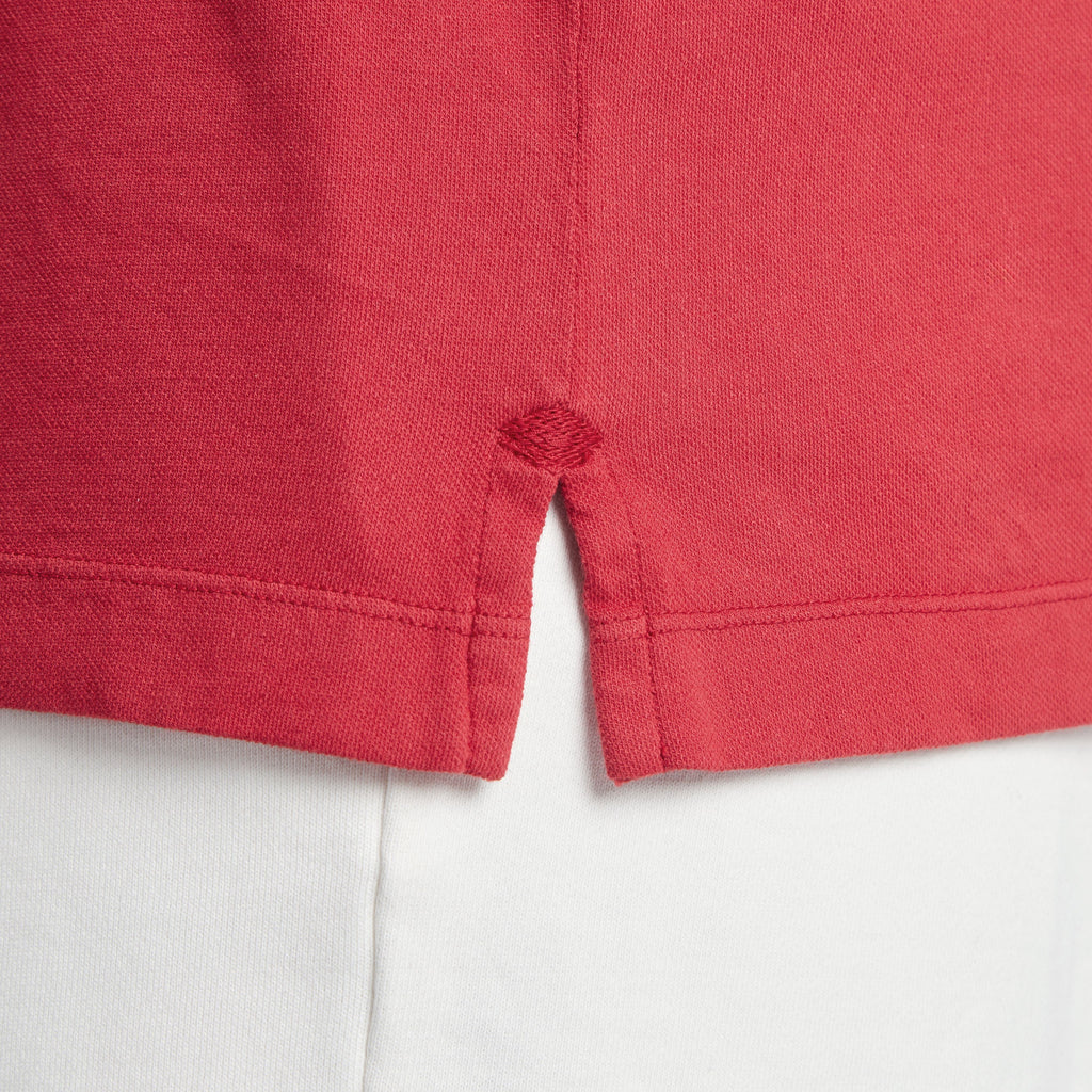 Maglia rossa in micro piquet tinta in capo con dettaglio cucitura e spacchetti laterali