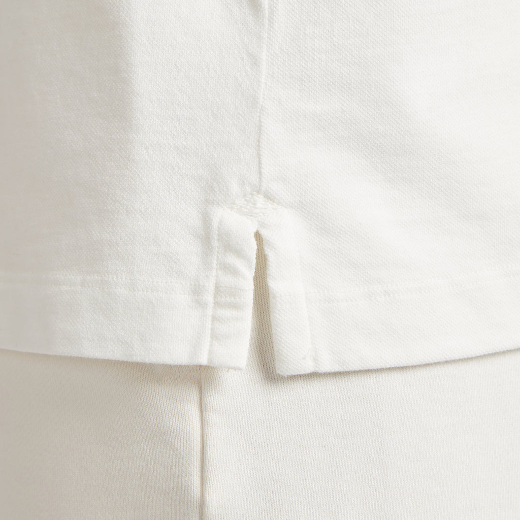 Dettaglio maglia bianca in micro piquet tinta in capo, design veneziano, manifattura italiana