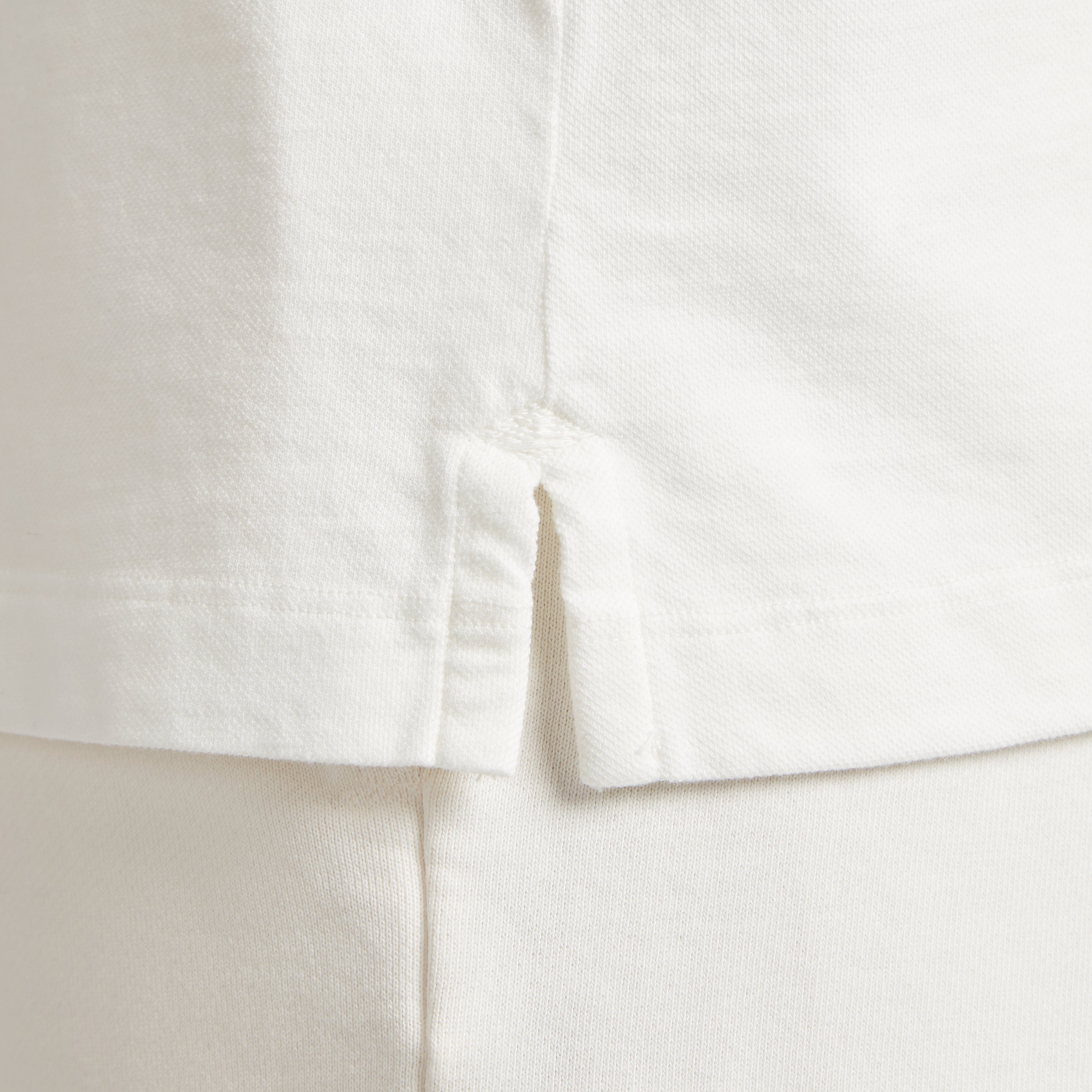 Dettaglio maglia bianca in micro piquet tinta in capo, design veneziano, manifattura italiana