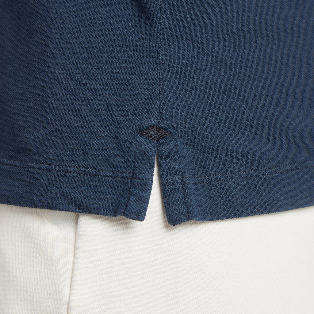 Maglia uomo in micro piquet blu, dettaglio cuciture e logo, manifattura italiana, comfort premium
