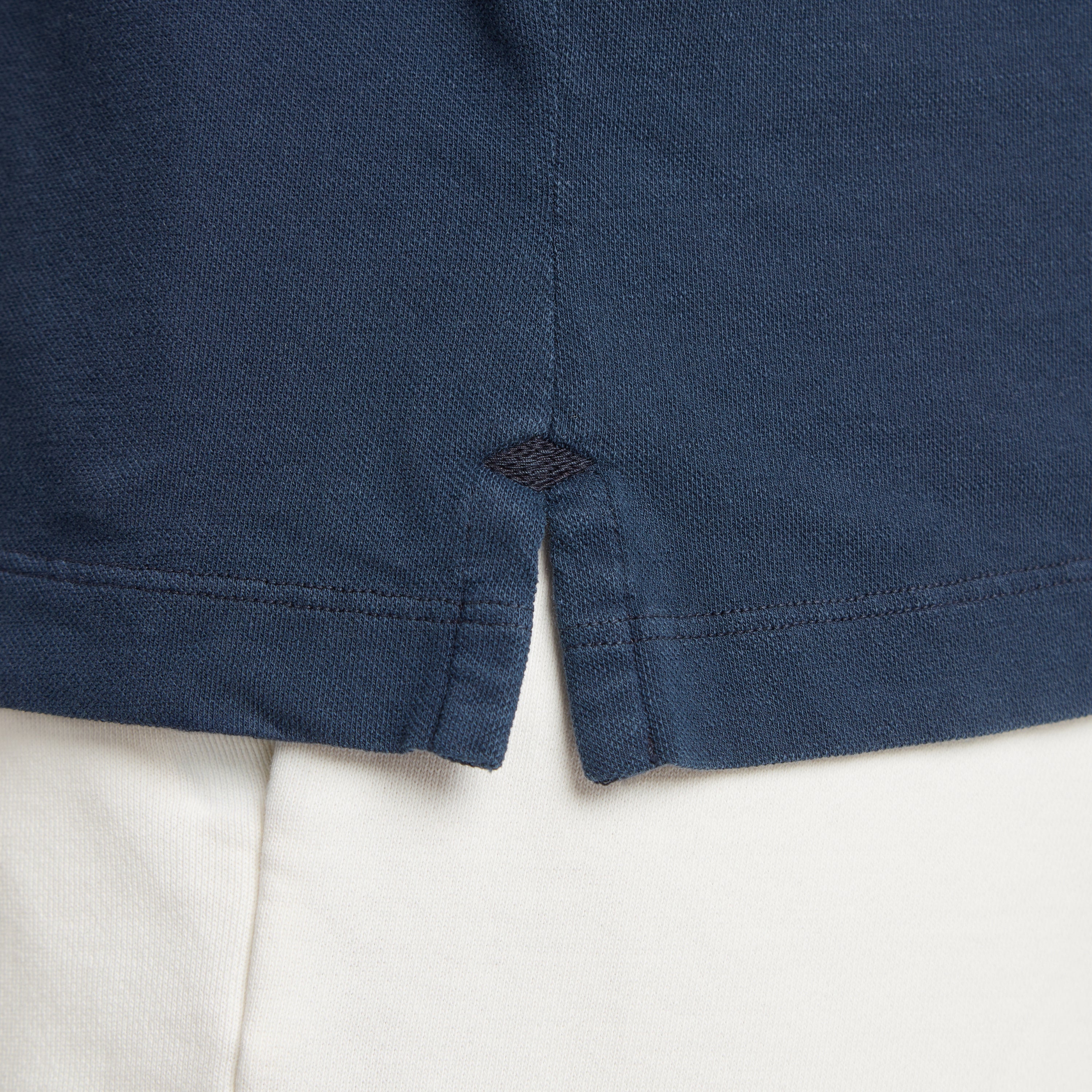Maglia uomo in micro piquet blu, dettaglio cuciture e logo, manifattura italiana, comfort premium
