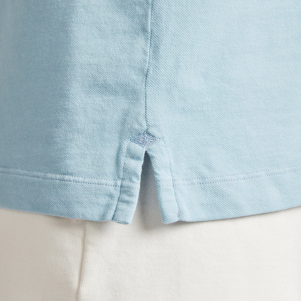 Dettaglio maglia uomo in micro piquet tinta in capo, design veneziano, manifattura italiana