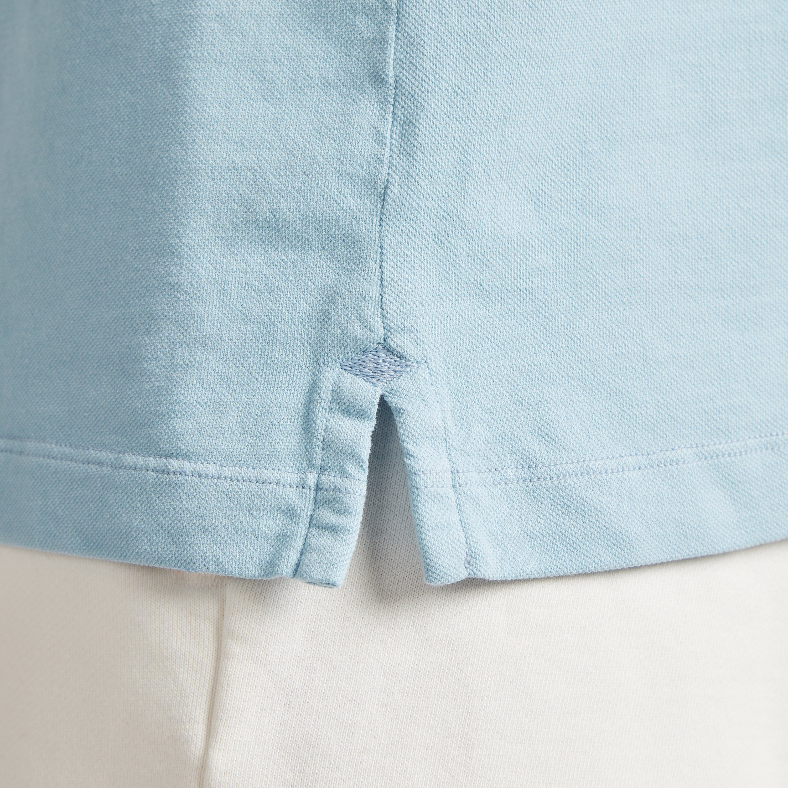 Dettaglio maglia uomo in micro piquet tinta in capo, design veneziano, manifattura italiana