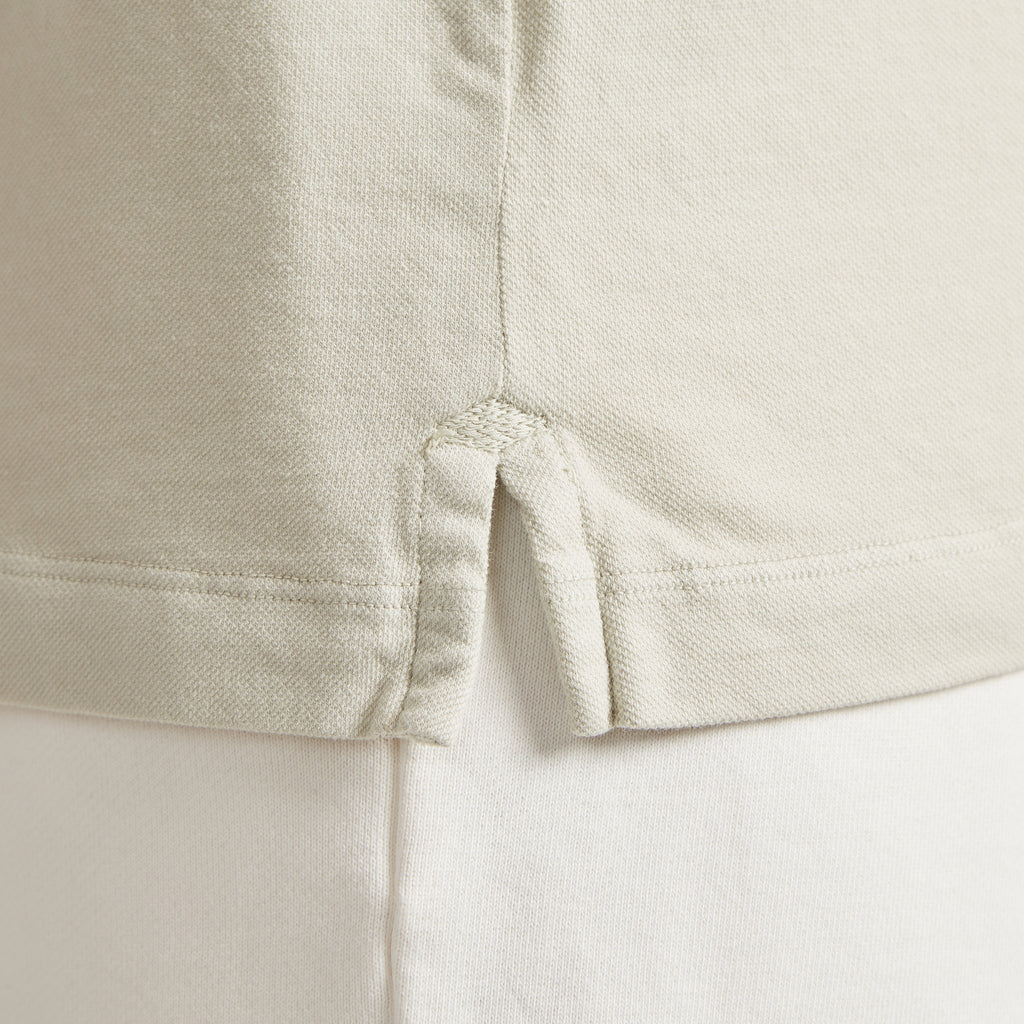 Dettaglio tessuto micro piquet uomo, cuciture precise e finiture premium, design veneziano