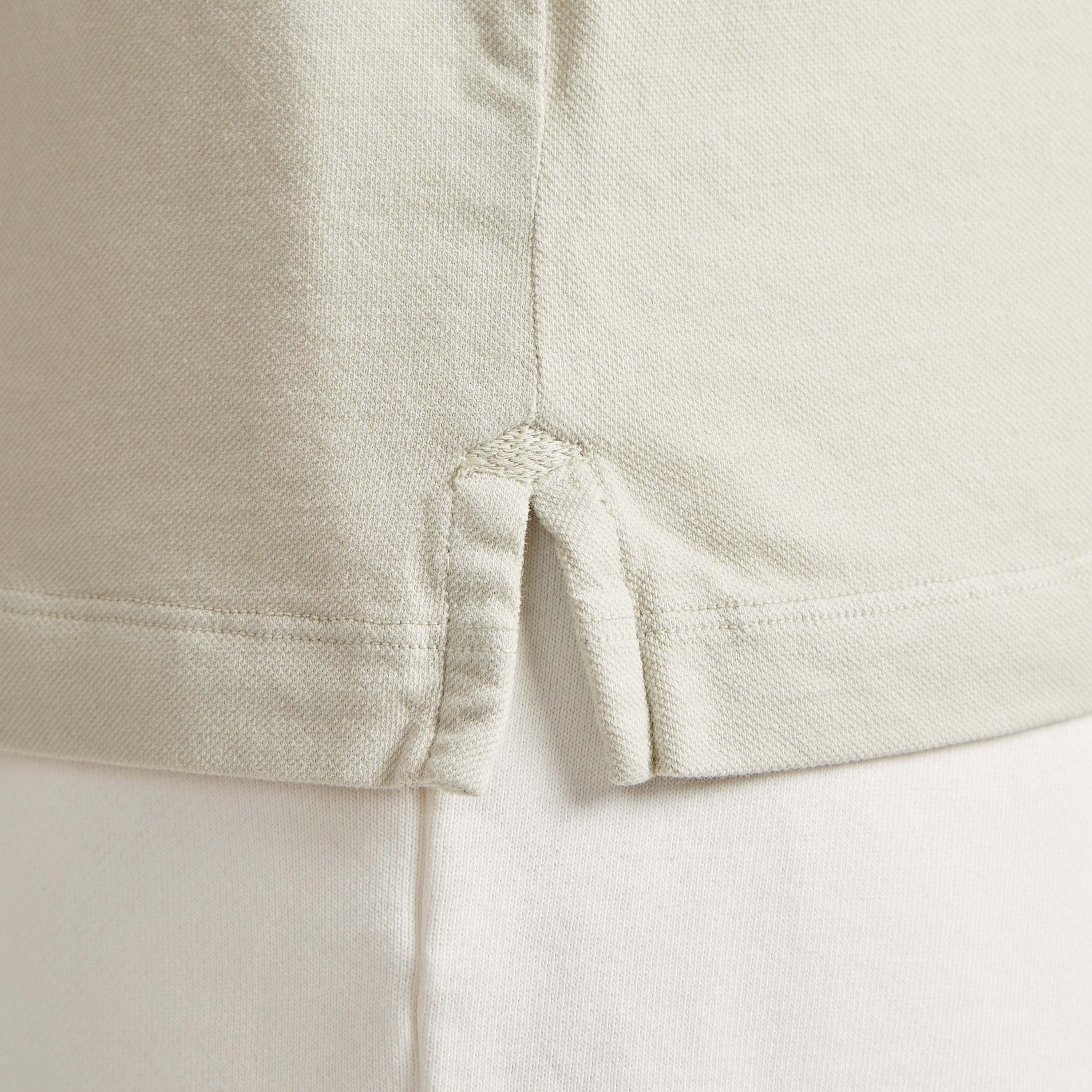 Dettaglio tessuto micro piquet uomo, cuciture precise e finiture premium, design veneziano