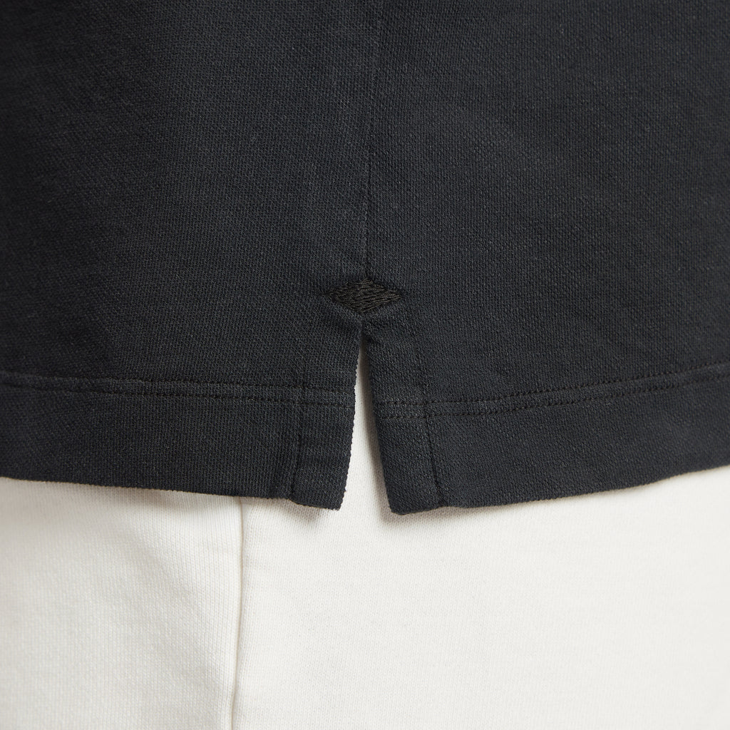 Maglia uomo in micro piquet nero con dettaglio cucitura, design veneziano e comfort premium