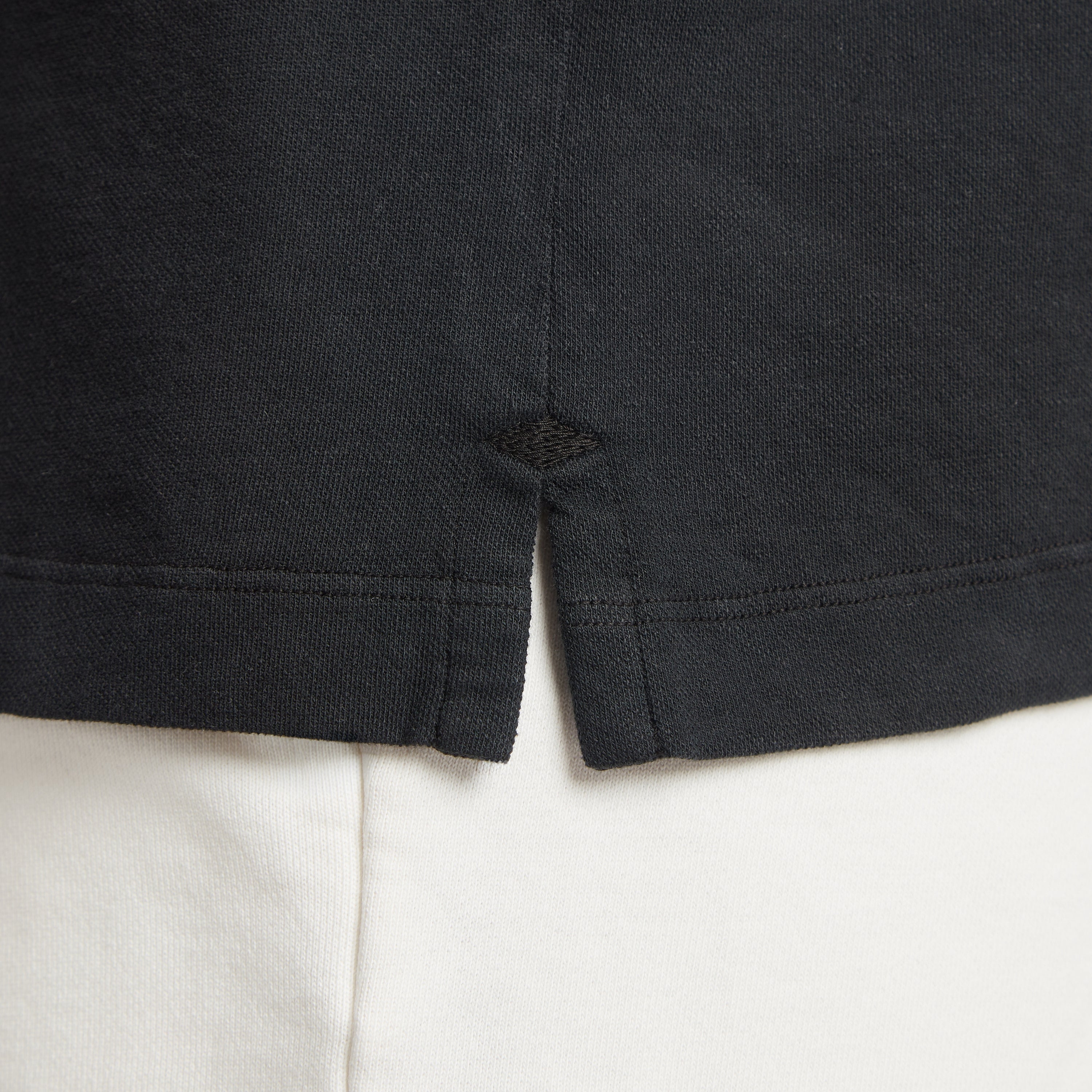 Maglia uomo in micro piquet nero con dettaglio cucitura, design veneziano e comfort premium