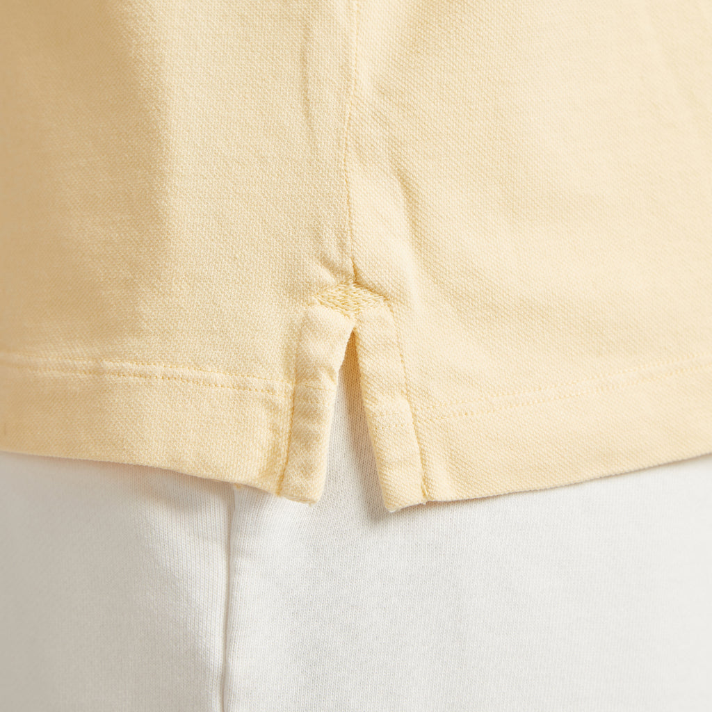 Maglia uomo gialla in micro piquet tinta in capo con dettaglio cucitura, design veneziano e comfort premium