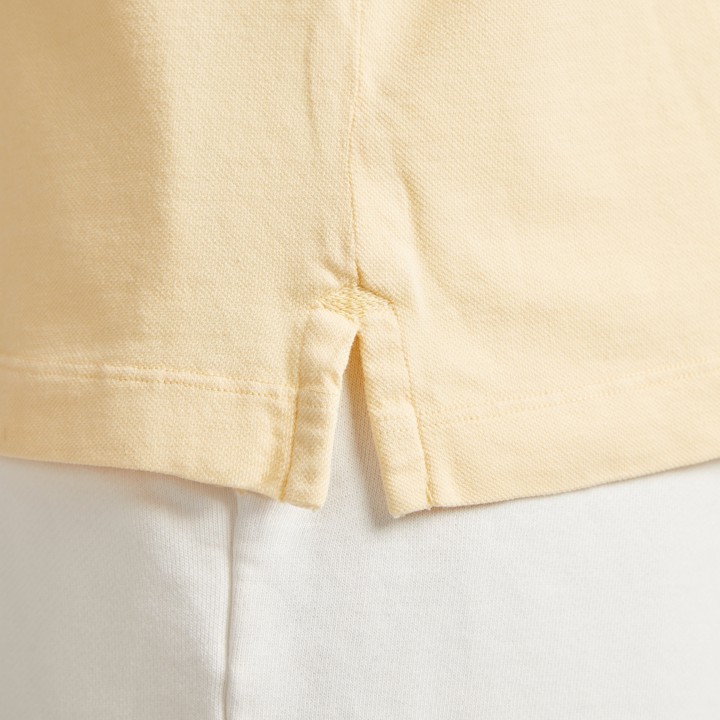 Maglia uomo gialla in micro piquet tinta in capo con dettaglio cucitura, design veneziano e comfort premium