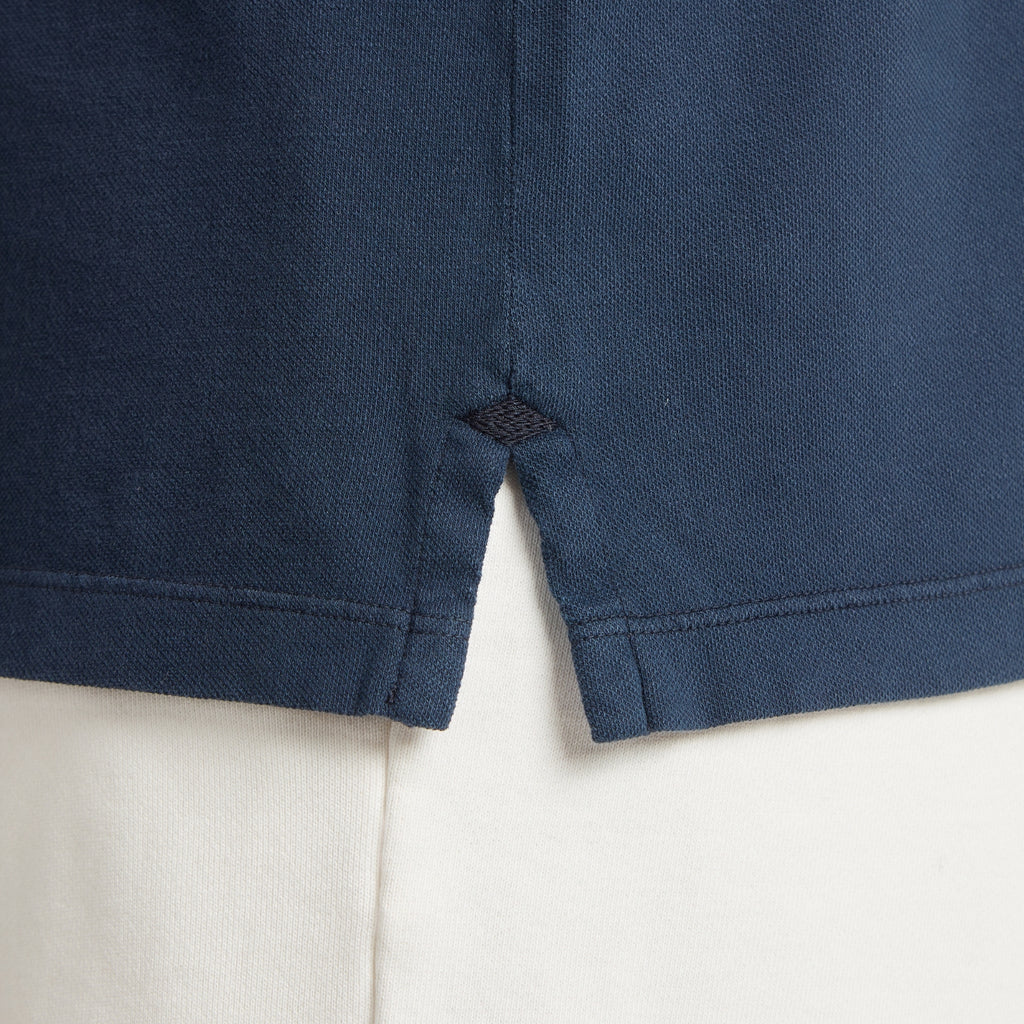 Dettaglio maglia uomo in micro piquet blu, cuciture precise e finiture premium, design veneziano