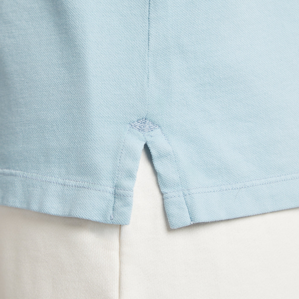 Maglia uomo in micro piquet tinta in capo, dettaglio cuciture e spacchetti laterali, comfort premium