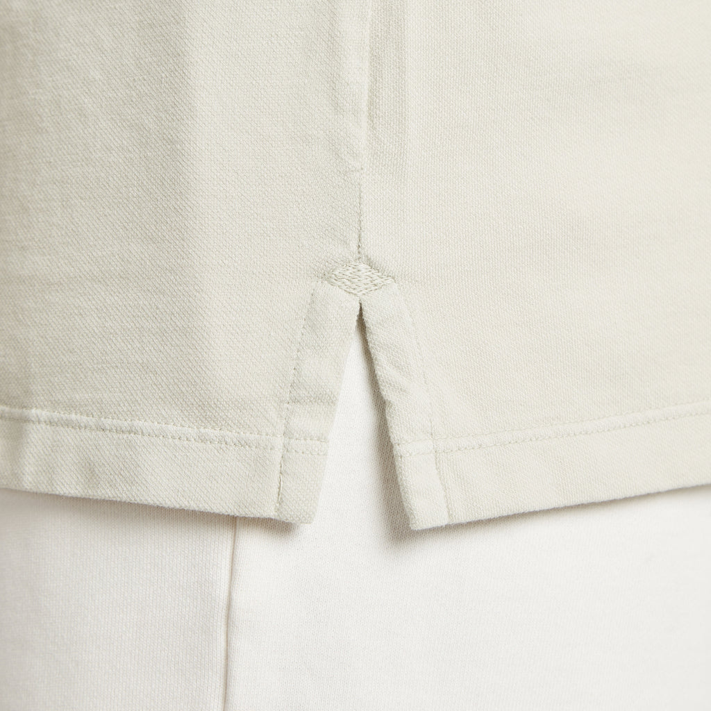 Dettaglio cucitura maglia uomo in micro piquet tinta in capo, design veneziano e manifattura italiana