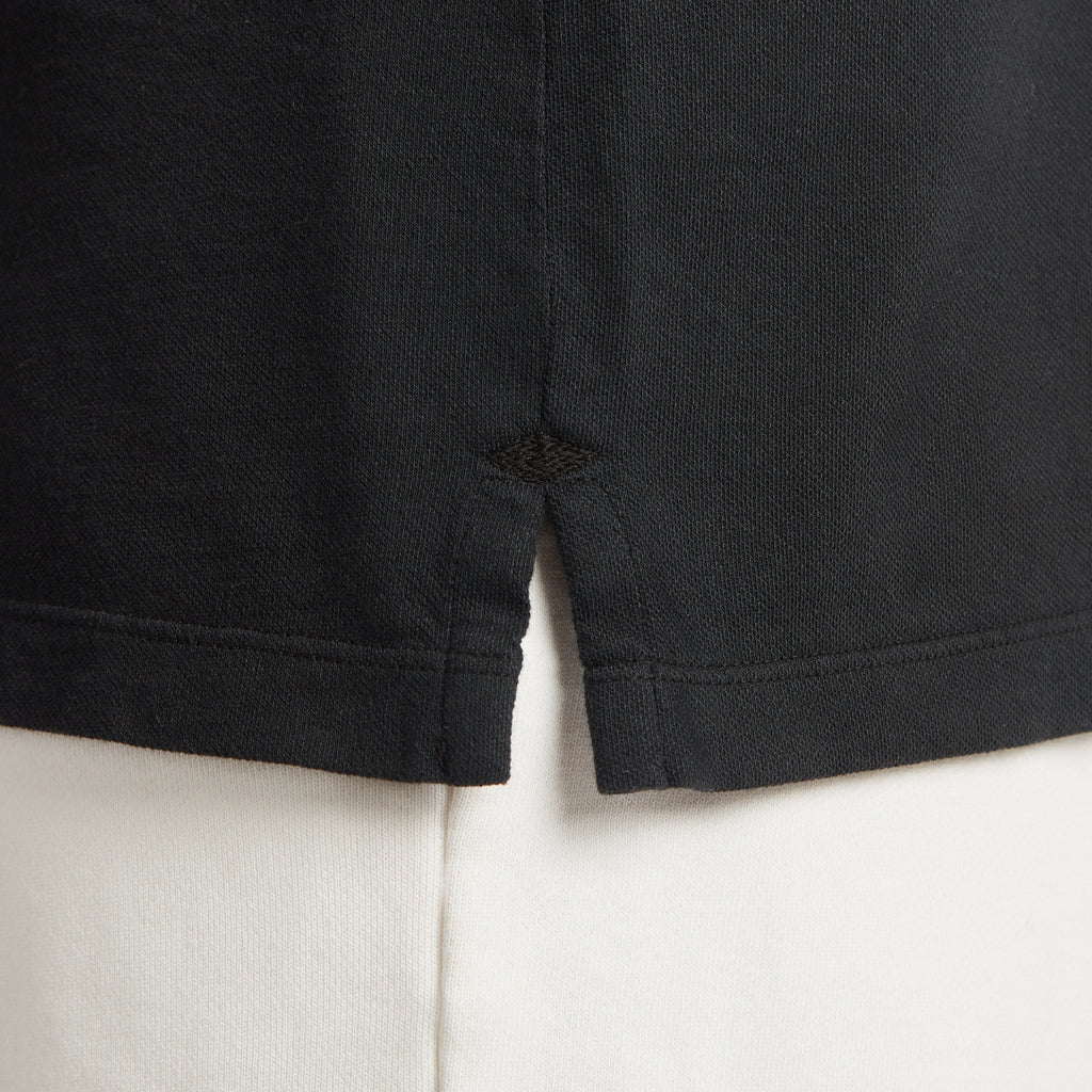 Maglia uomo in micro piquet nero con dettaglio cucitura e spacchetti laterali, design veneziano e comfort premium