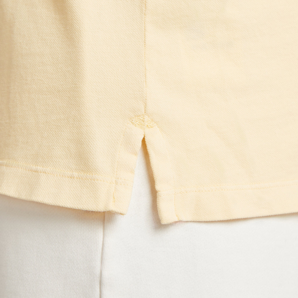 Maglia uomo in micro piquet tinta in capo, dettaglio cuciture e tessuto premium