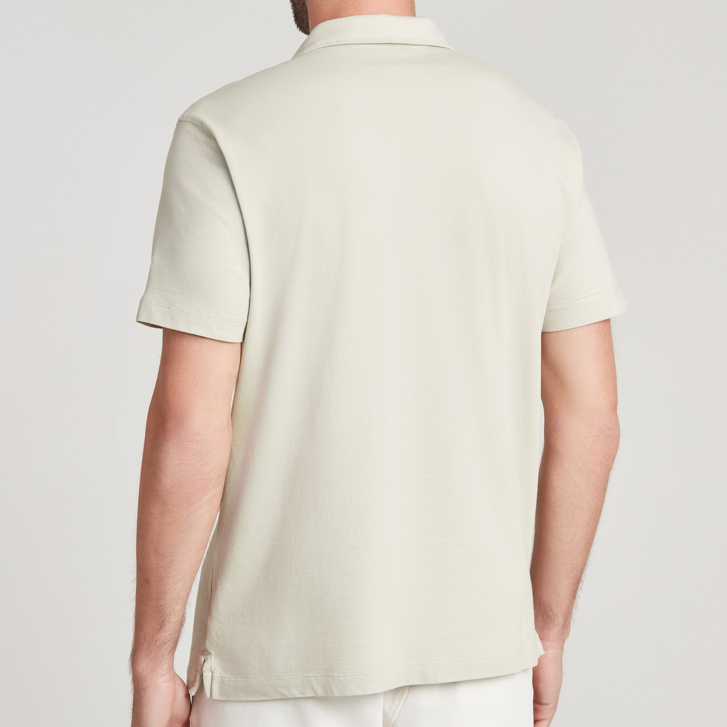 Polo uomo in micro piquet tinta in capo, design veneziano e comfort premium, vista posteriore