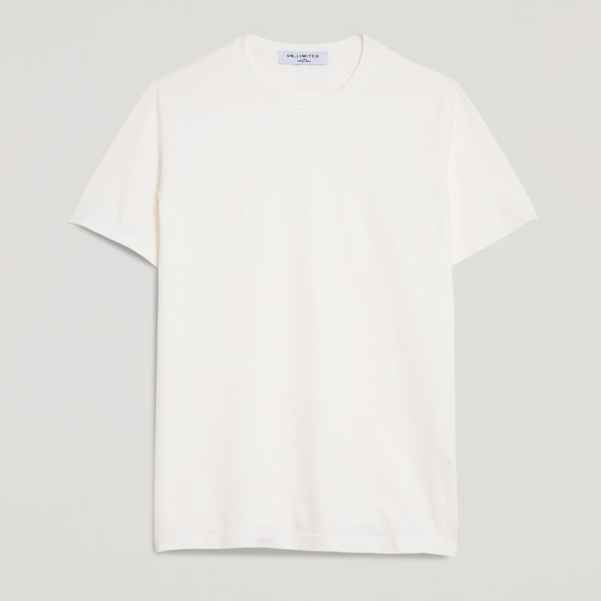 T-shirt bianca con etichetta UN_LIMITED, design minimalista e moderno