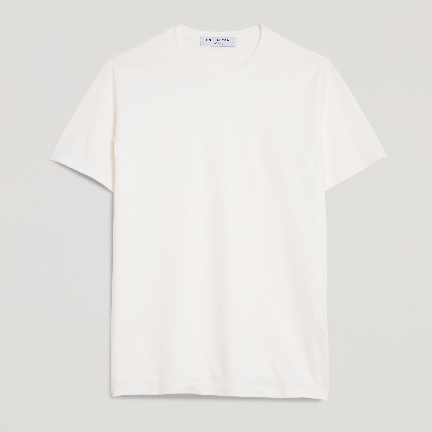 T-shirt bianca con etichetta UN_LIMITED, design minimalista e moderno