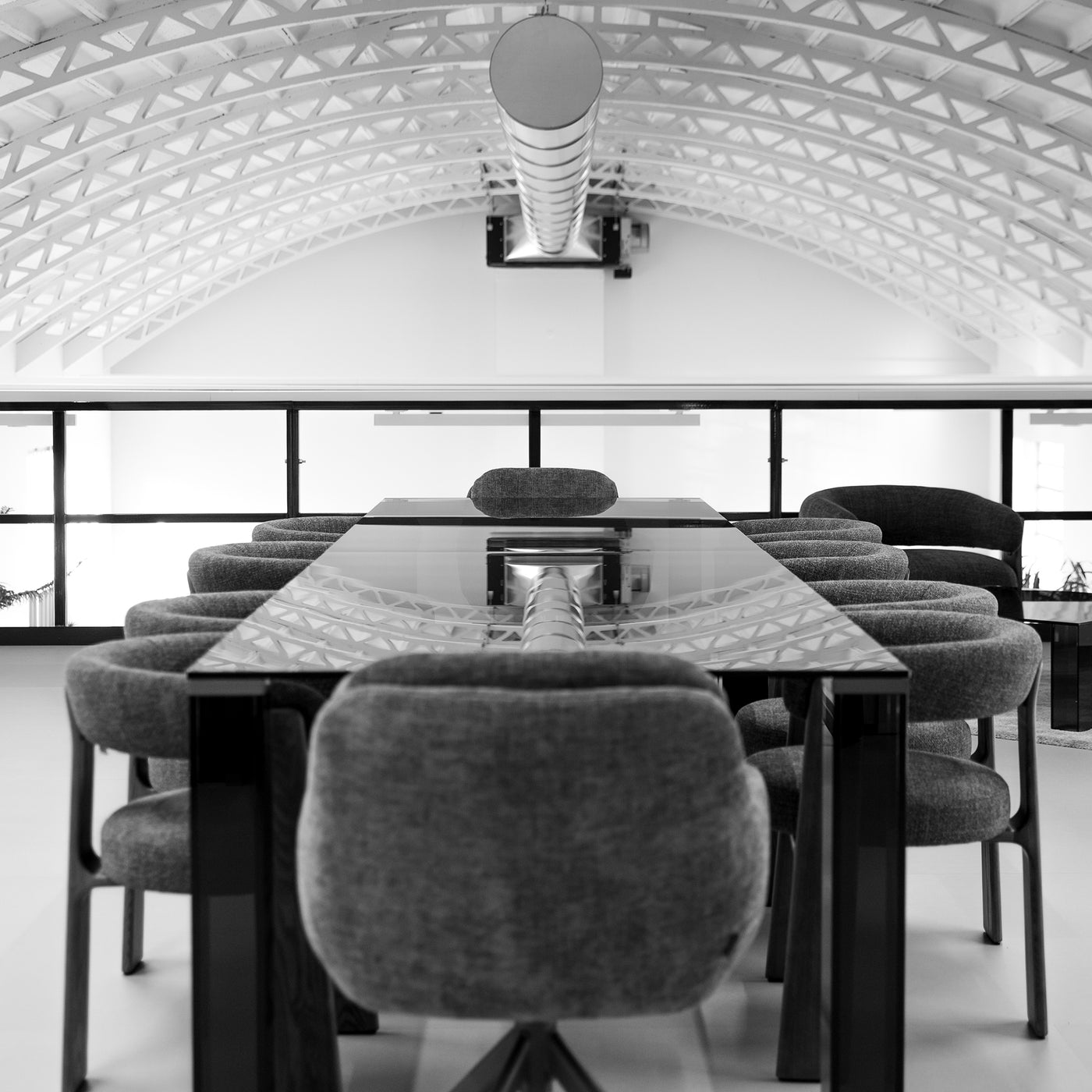 Sala riunioni moderna con tavolo lungo, sedie imbottite e soffitto a volta geometrico, ideale per eventi e progetti creativi a Venezia